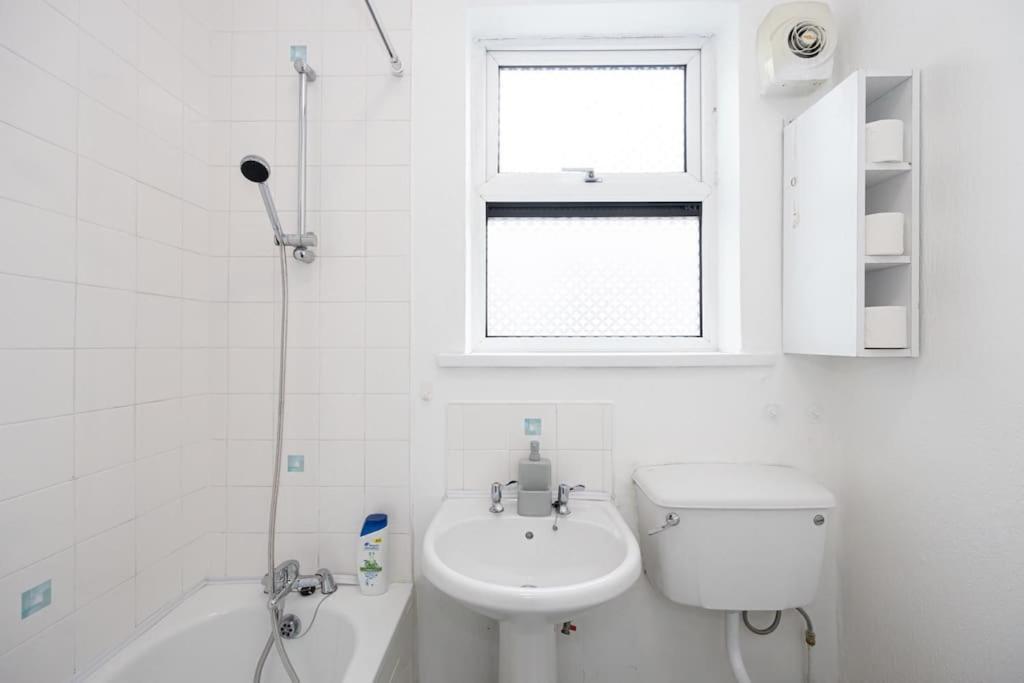 Bright & Modern 3 Bedroom Old Trafford Home Manchester Bagian luar foto