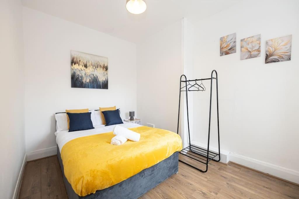 Bright & Modern 3 Bedroom Old Trafford Home Manchester Bagian luar foto