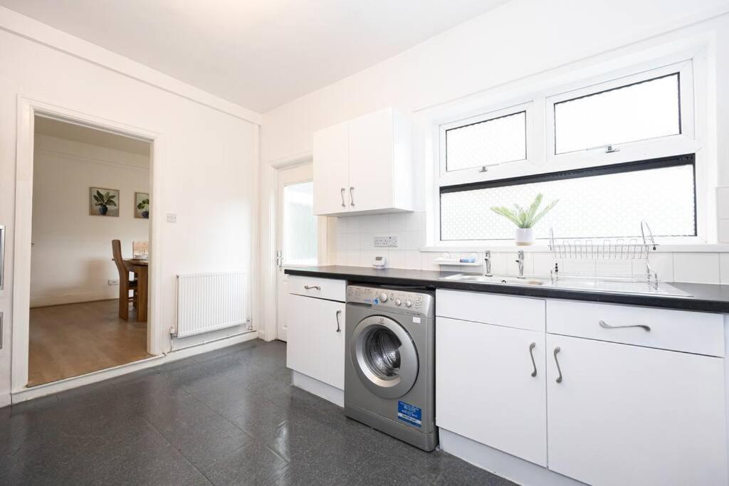 Bright & Modern 3 Bedroom Old Trafford Home Manchester Bagian luar foto