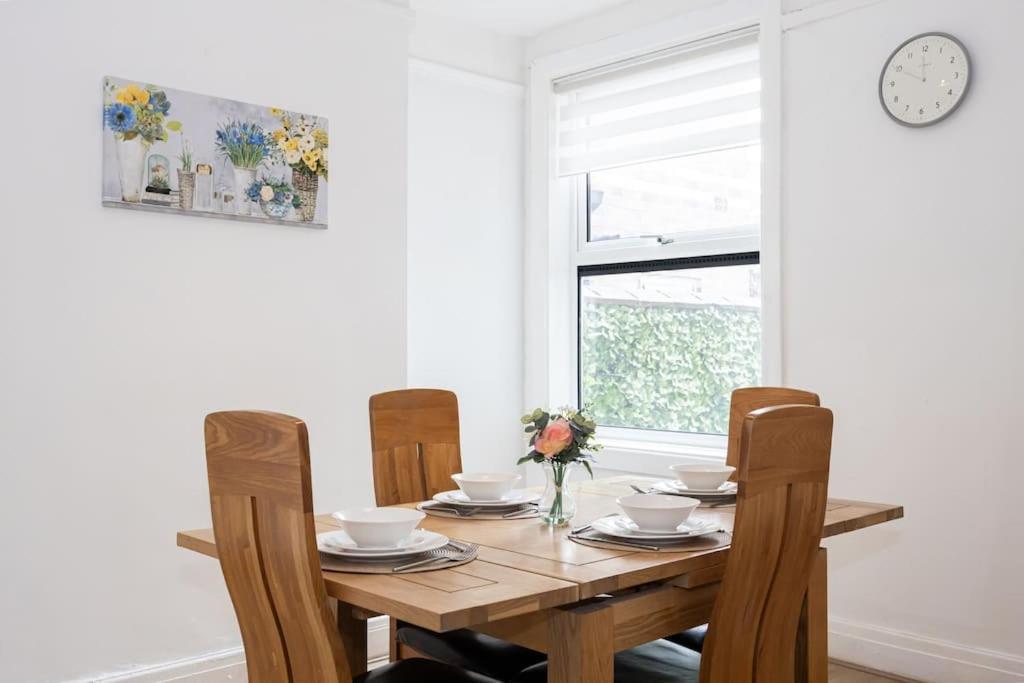 Bright & Modern 3 Bedroom Old Trafford Home Manchester Bagian luar foto