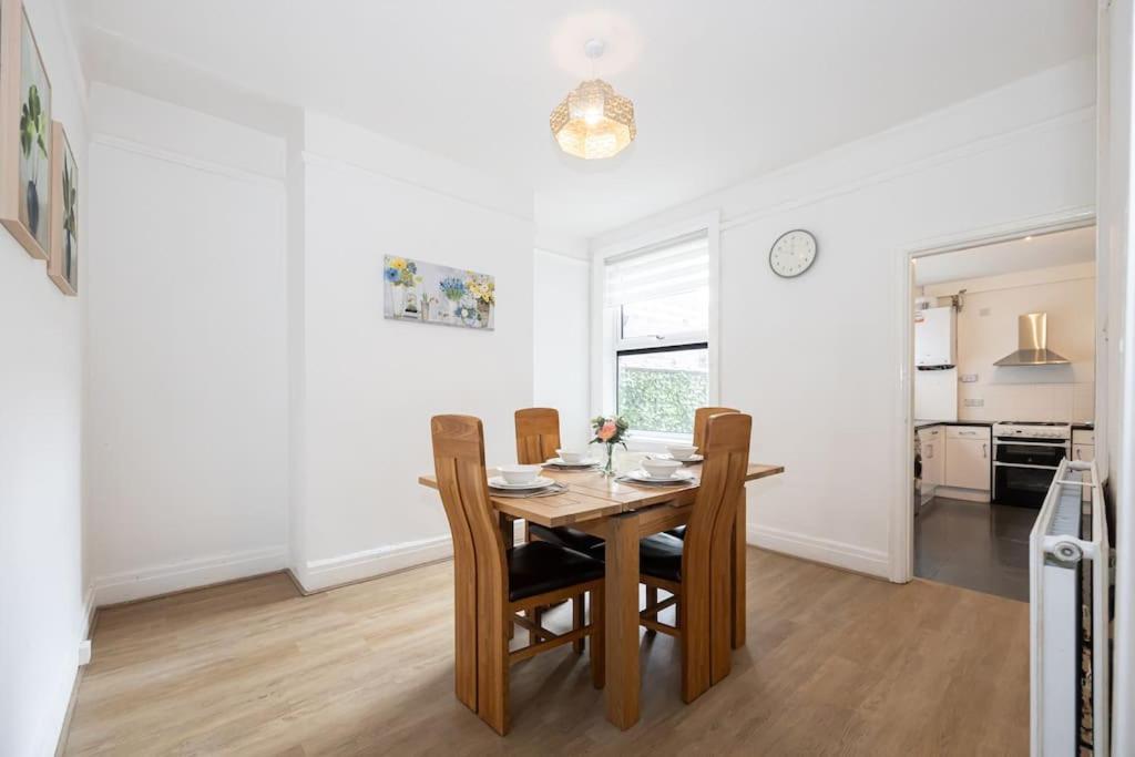 Bright & Modern 3 Bedroom Old Trafford Home Manchester Bagian luar foto