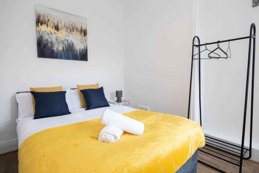 Bright & Modern 3 Bedroom Old Trafford Home Manchester Bagian luar foto